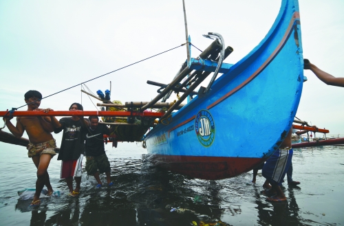 當地時間8月10日，馬尼拉海域，漏油事故附近居民開始清理海灘上的油污